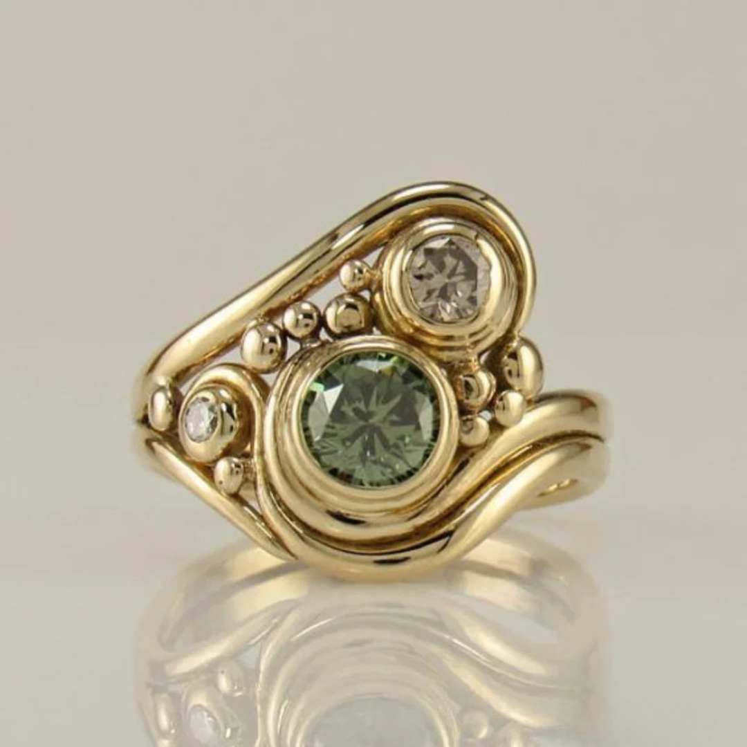 Anillo dorado vintage con zirconia verde