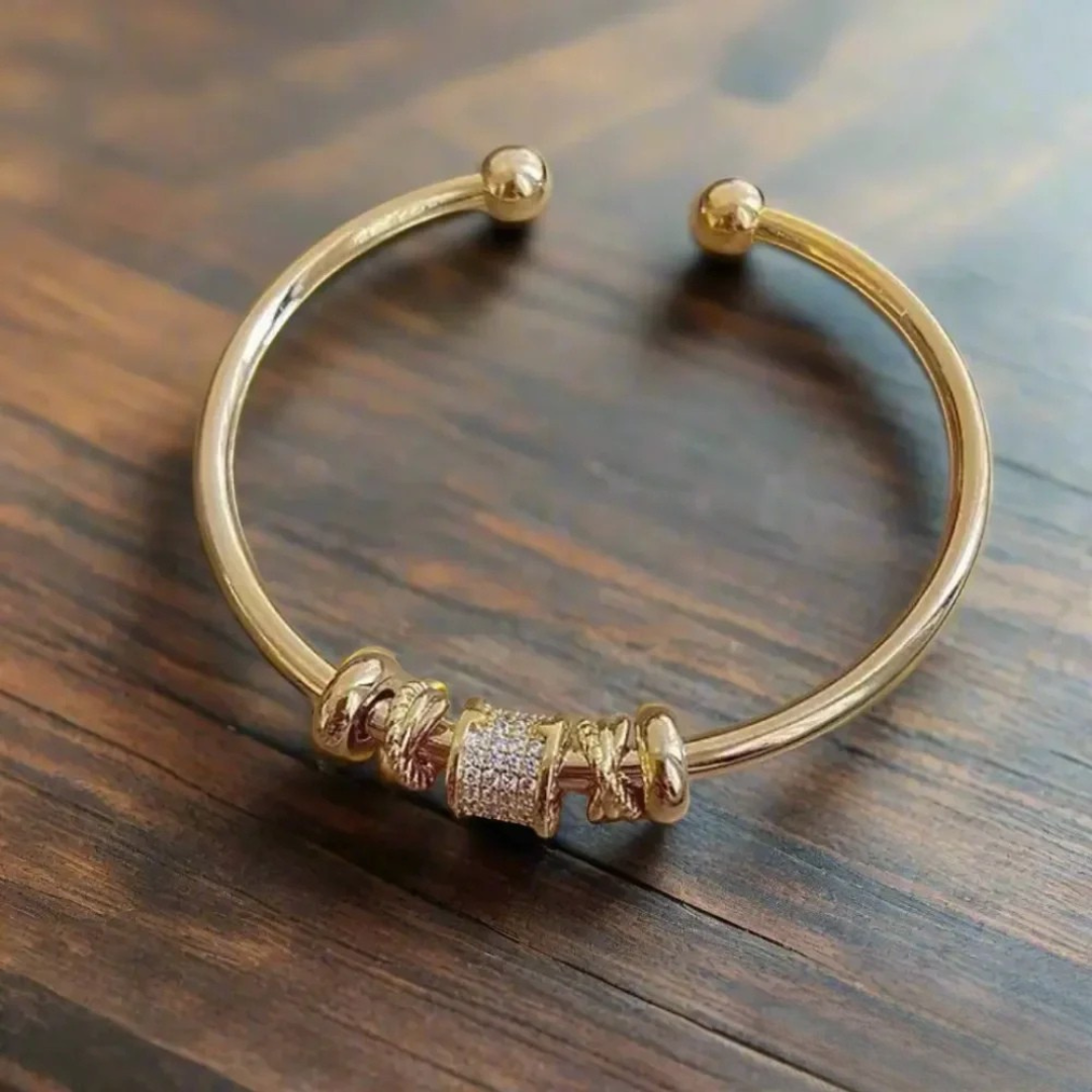 Pulsera ajustable con encantos dorados