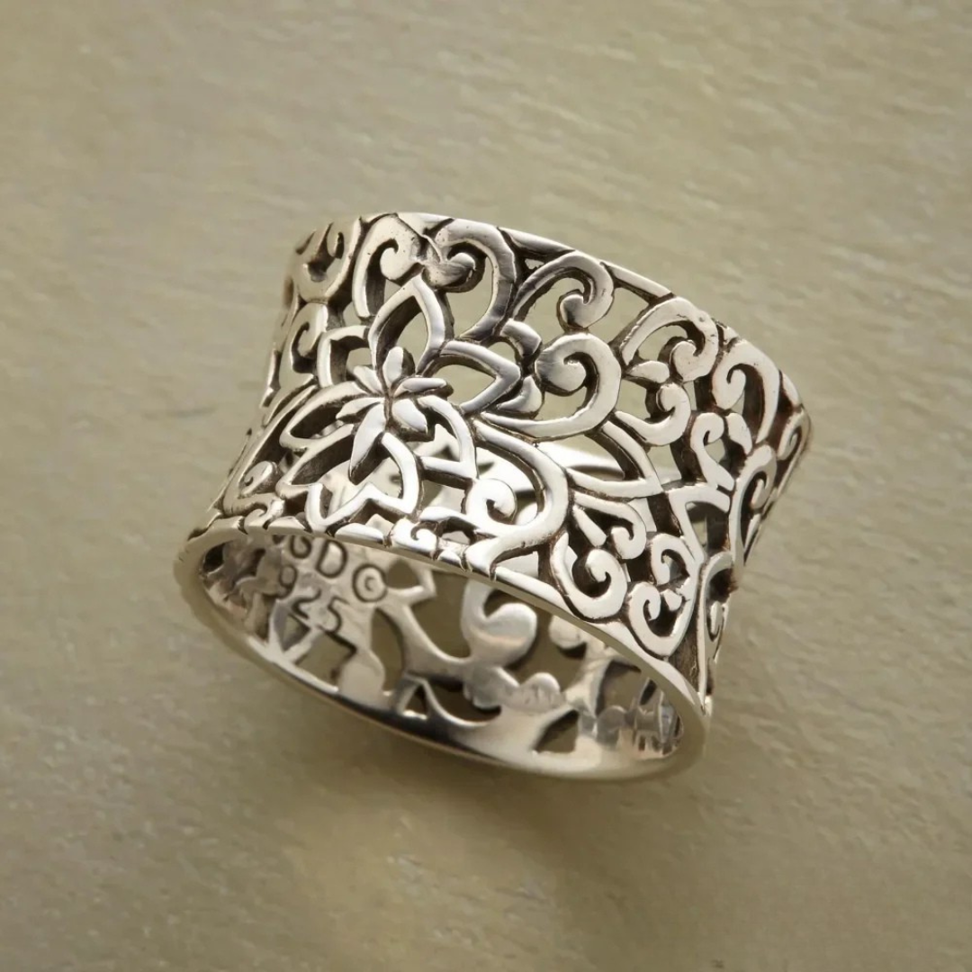 Anillo vintage de plata con diseño hueco