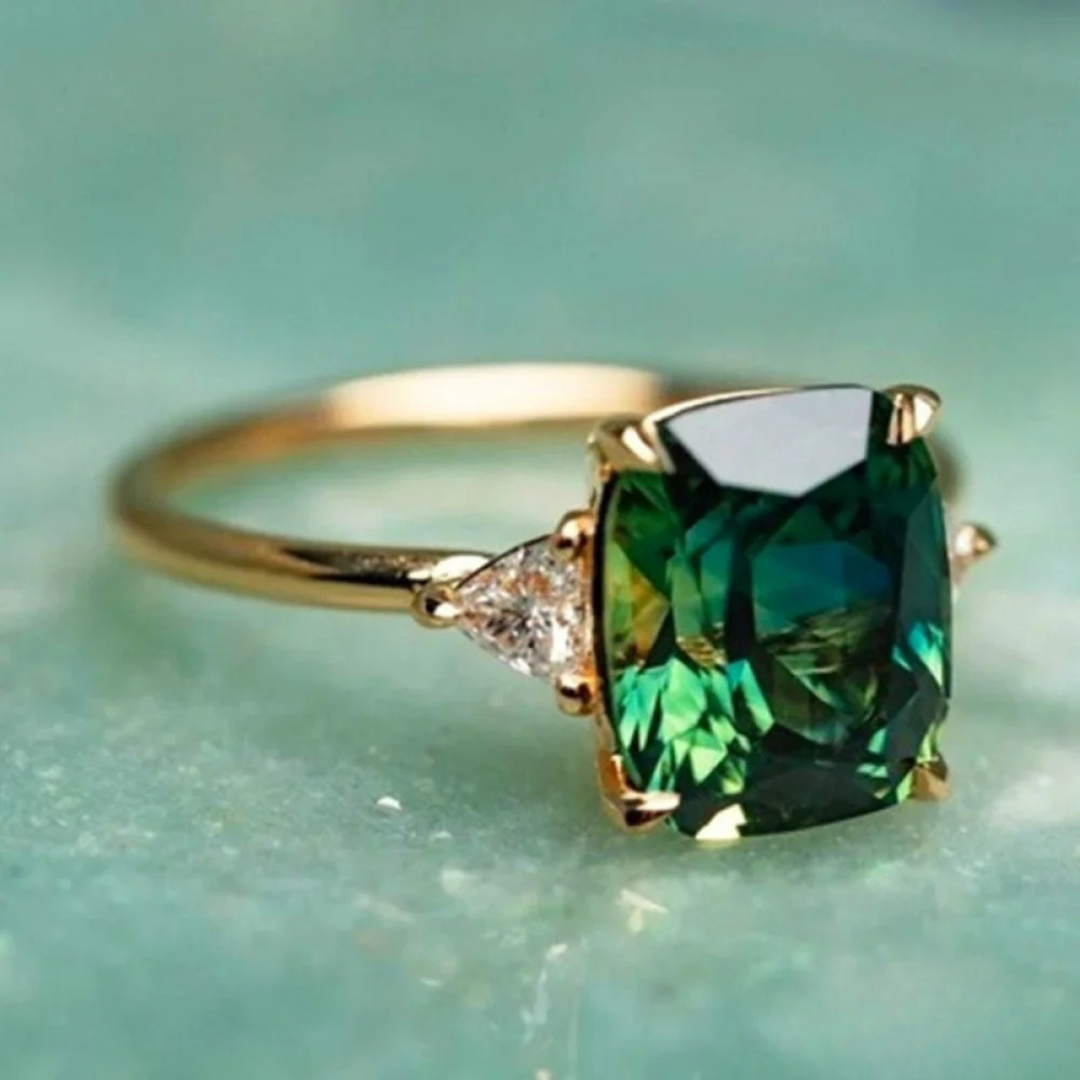 Anillo de oro con circonita verde