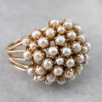 Anillo adornado con perlas