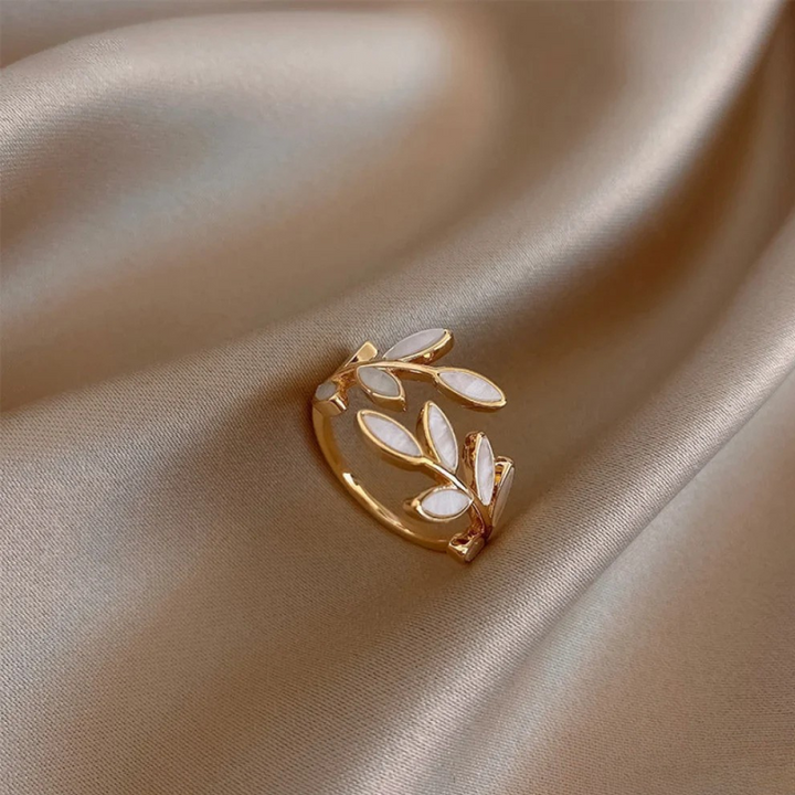 Anillo regulable con hoja de ópalo blanco en oro