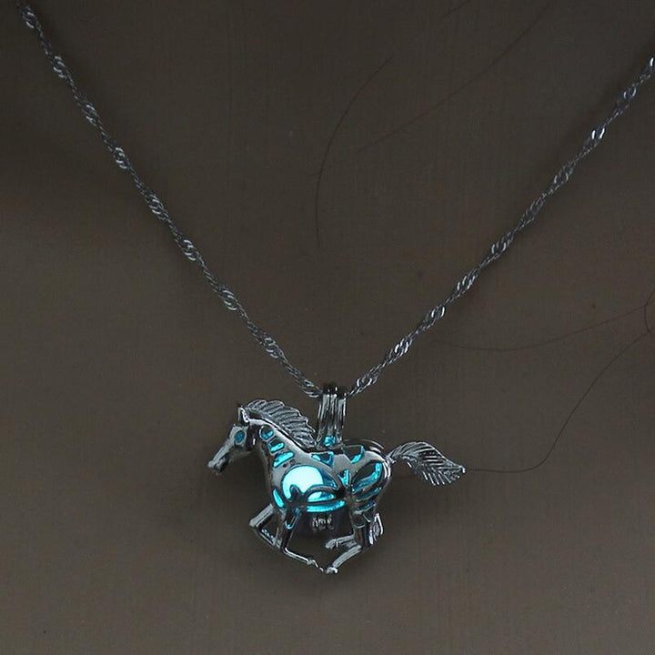 Collar Brillante con Colgante de Caballo Galopante
