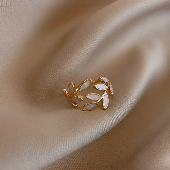 Anillo regulable con hoja de ópalo blanco en oro