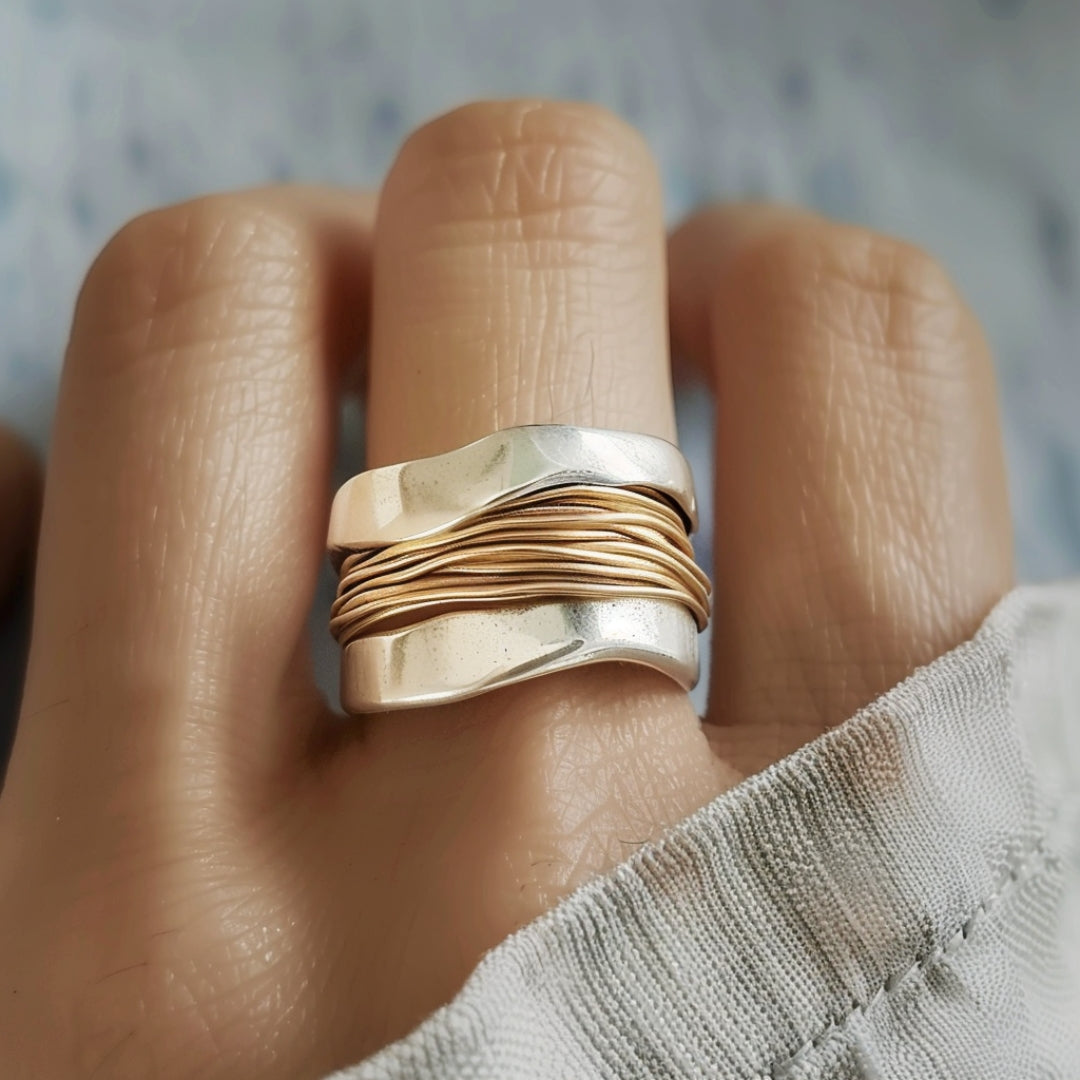 Anillo de Hilos de Oro Plateado Elegante