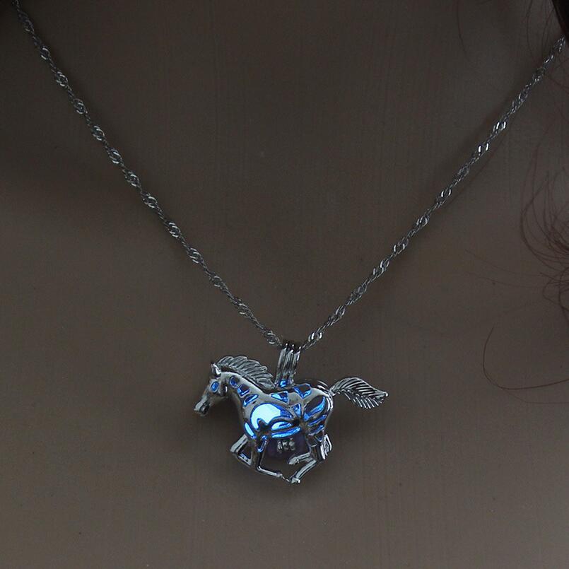 Collar Brillante con Colgante de Caballo Galopante