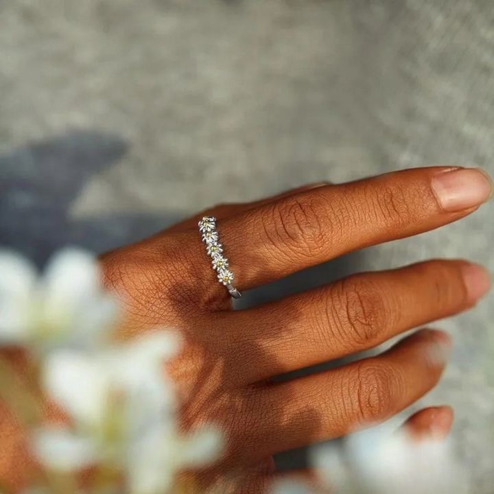 Anillo ajustable de plata con diseño de margarita pintado a mano y esmaltado