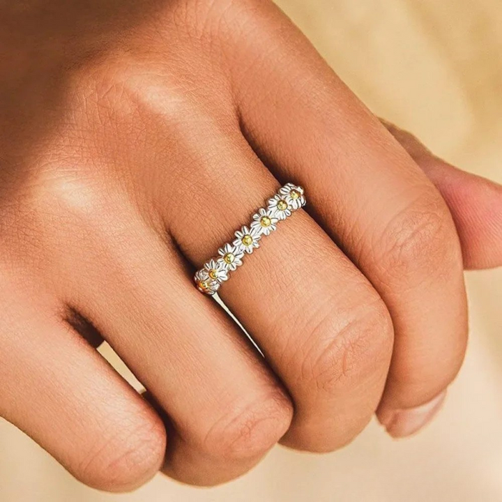 Anillo ajustable de plata con diseño de margarita pintado a mano y esmaltado