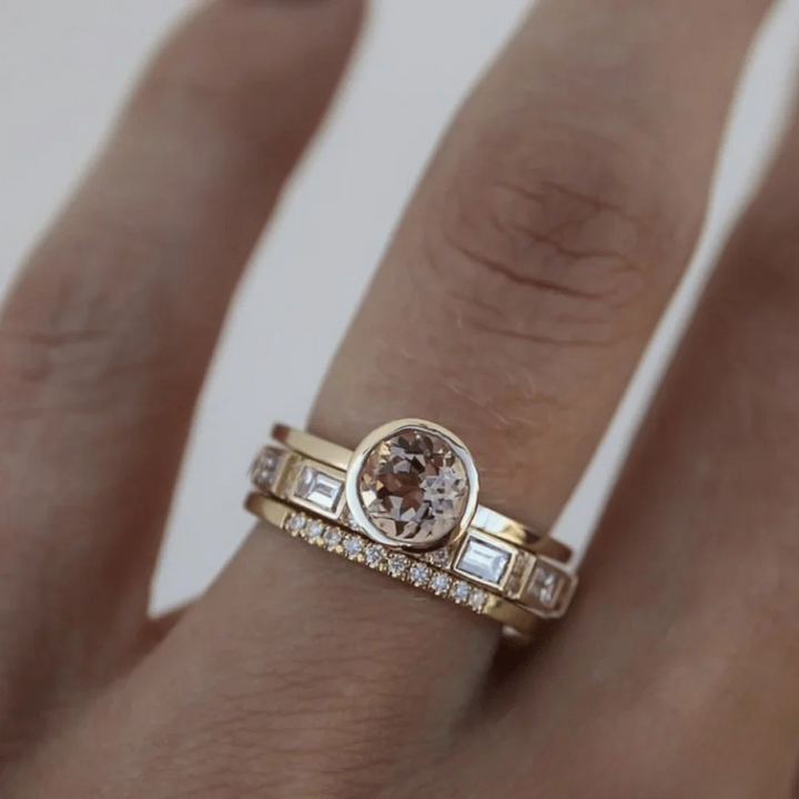 Elegante Anillo de Oro con Cristales Incrustados