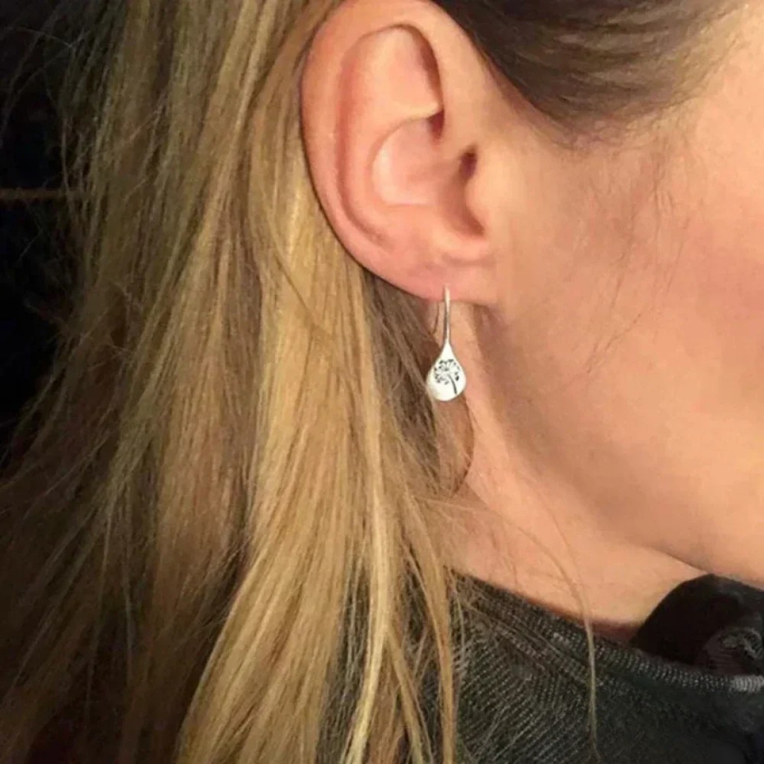 Pendientes de plata elaborados con diseño de hoja de diente de león