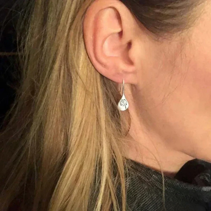 Pendientes de plata elaborados con diseño de hoja de diente de león