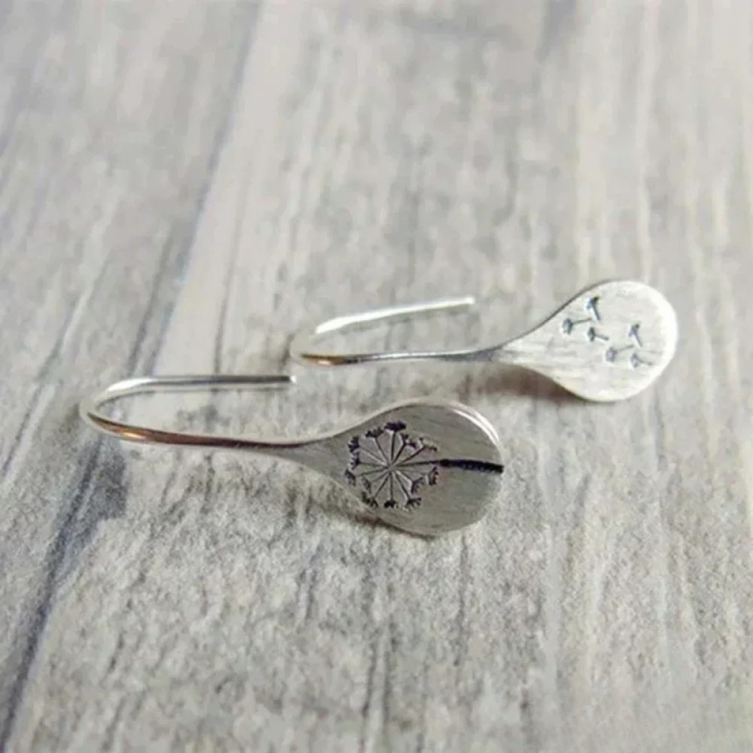 Pendientes de plata elaborados con diseño de hoja de diente de león