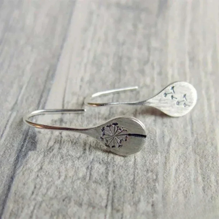Pendientes de plata elaborados con diseño de hoja de diente de león