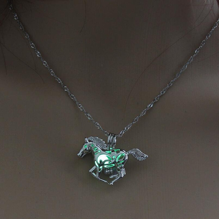 Collar Brillante con Colgante de Caballo Galopante