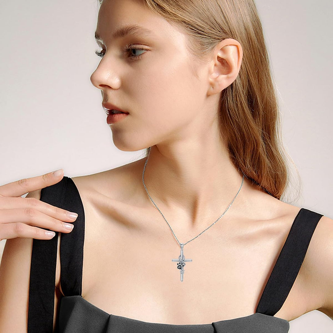 Collar de Plata de Ley 925 con Colgante de Huella y Cruz