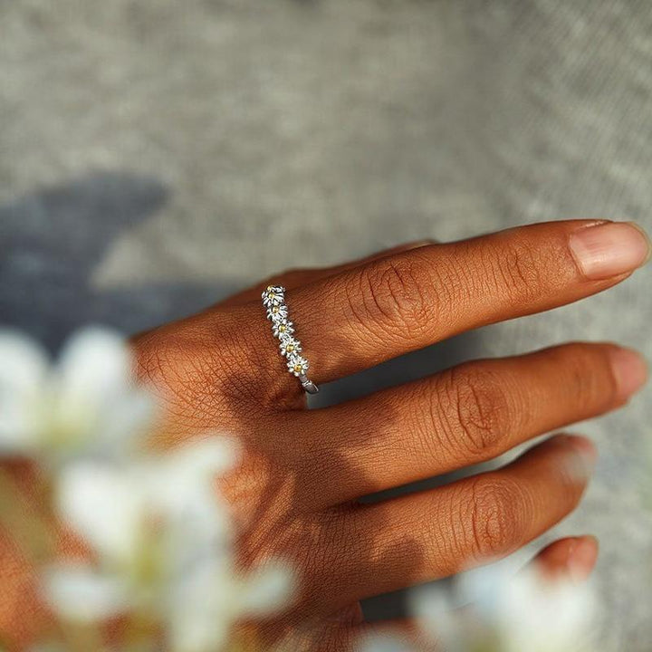Anillo Ajustable de Plata con Emaille de Margarita Hecho a Mano
