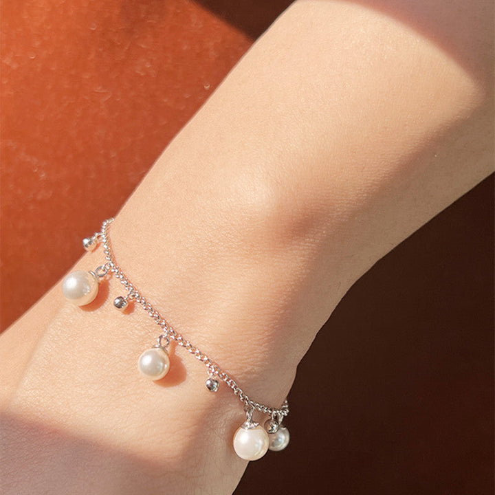 Pulsera de perlas de agua dulce con detalles en oro