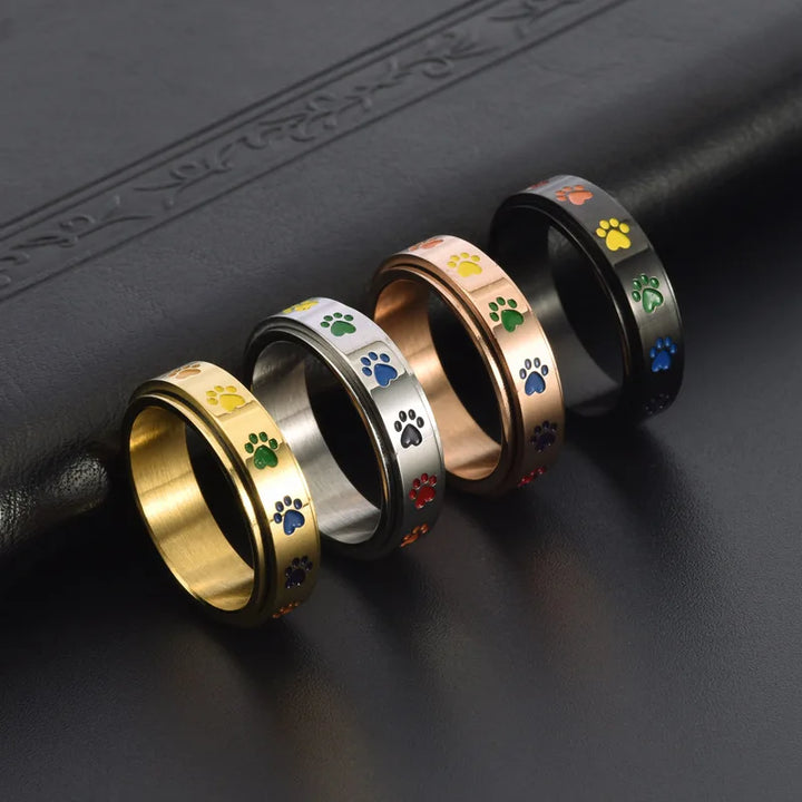 Anillo Antiestrés Ajustable con Huellas – Anillo de Acero Inoxidable en Tonos Arcoíris