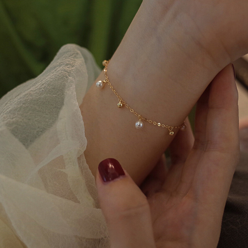 Pulsera de perlas de agua dulce con detalles en oro