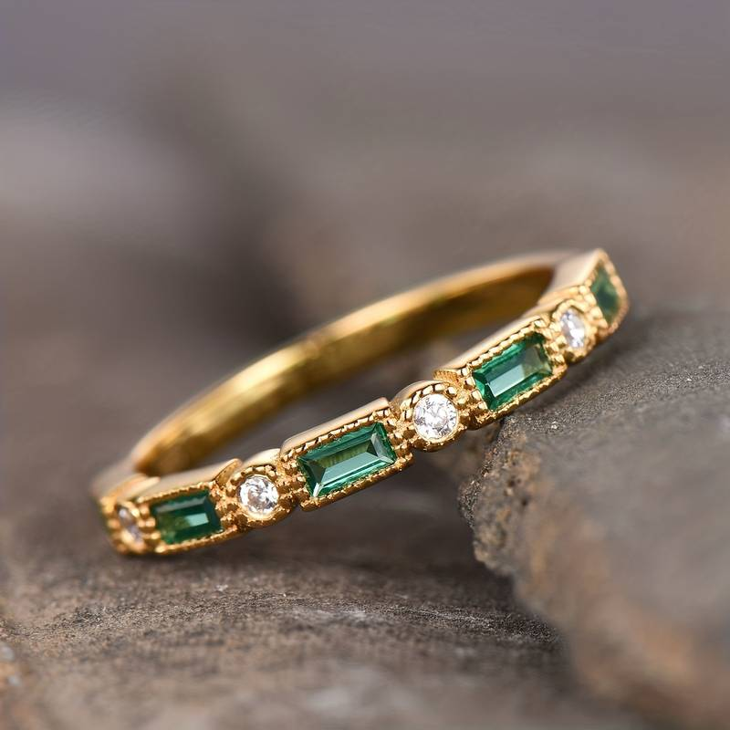 Anillo Vintage de Oro con Zirconia Verde Incrustada